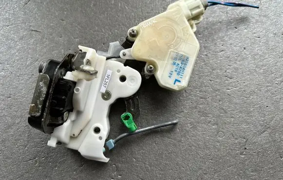 Nissan Patrol Y61 Tailgate lock latch 90501VB000