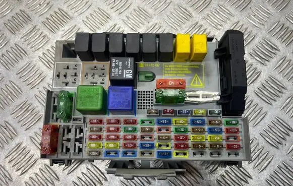 Opel Zafira A Fuse box set 24412497 A635323