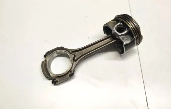 Mercedes-Benz C AMG W205 Piston with connecting rod a17700q06 a17700