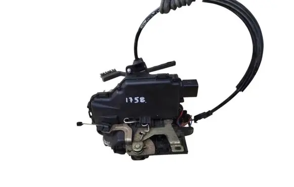 Volkswagen PASSAT B5 Front door lock 3B1837015A