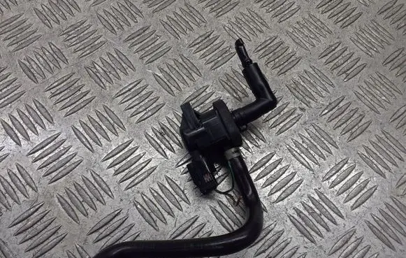 Mazda 5 Valve vacuum L51818741