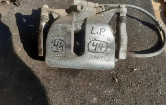 Volkswagen PASSAT B8 Front brake caliper