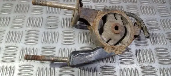 Toyota Yaris Engine mount bracket