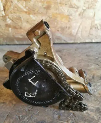 Volkswagen Golf V Oil pump 03C103669e