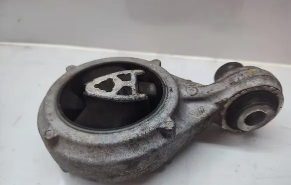 Engine mount bracket