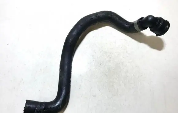 Volkswagen PASSAT B5.5 Engine coolant pipe/hose