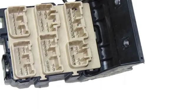 Toyota Avensis T250 Fuse module 8273405030