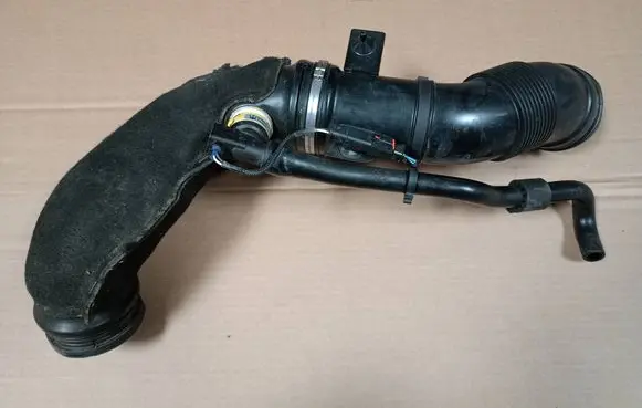 Maserati Levante Air intake duct part 670033792