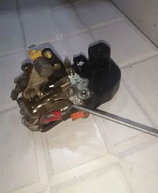 Chrysler PT Cruiser Front door lock 3330P