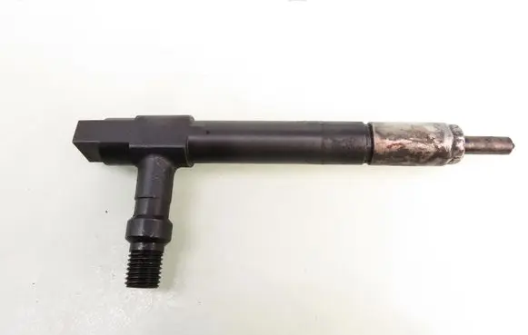 Mazda 626 Fuel injector D7390