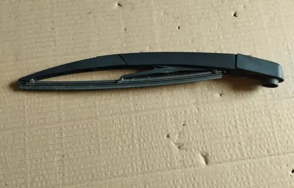 Rear wiper blade arm
