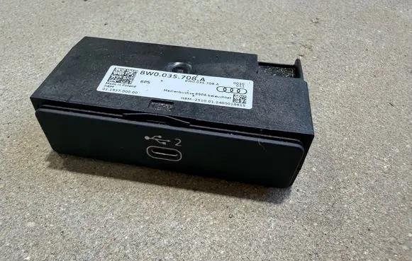 Audi A4 S4 B9 8W USB socket connector 8W0035708A
