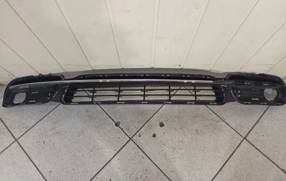 Chrysler Town & Country V Front bumper lower grill