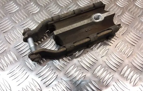 Volvo S60 Engine mount bracket