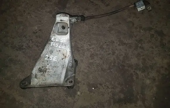 BMW 7 E65 E66 Engine mounting bracket 6754616 13807410 46000D