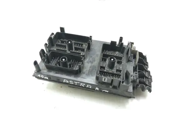 Opel Astra J Fuse module 13313208 13306943