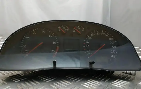Volkswagen PASSAT B5 Speedometer (instrument cluster) 3B0920822