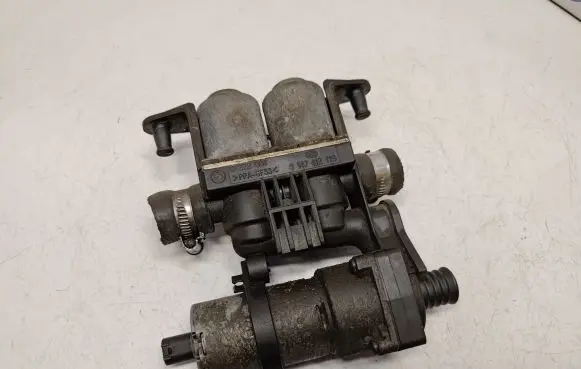 BMW 7 E38 Coolant heater control valve 8372004 64118372004