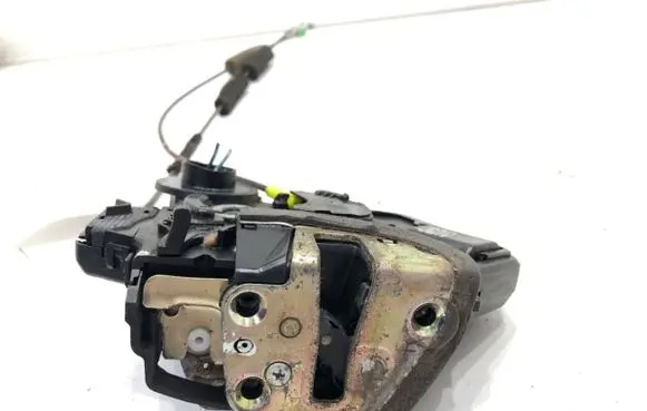 Toyota Avensis T250 Rear door lock
