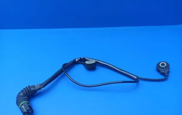 BMW 7 E65 E66 Detonation knock sensor 1709317 0261231136 094304