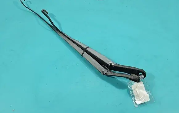 Front wiper blade arm