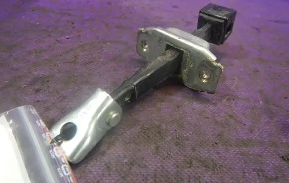 Mitsubishi Lancer VIII Front door check strap stopper