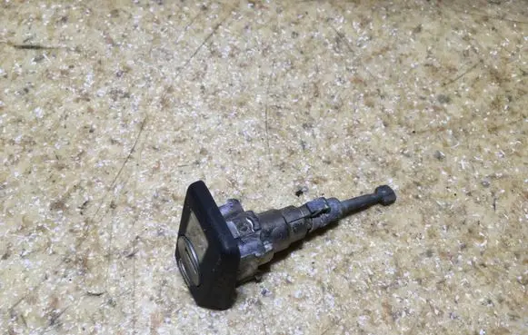 Mercedes-Benz E W124 Coupe door lock (next to the handle) 