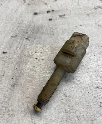 Volkswagen PASSAT B5 Brake pedal sensor switch