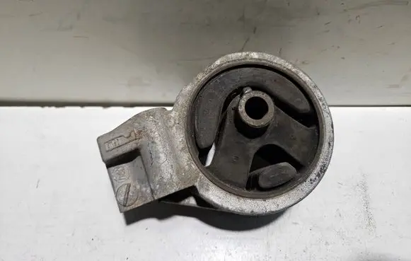 Mitsubishi Carisma Engine mount bracket