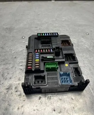 Peugeot 2008 I Fuse module 9807532080 E1111753 20141113