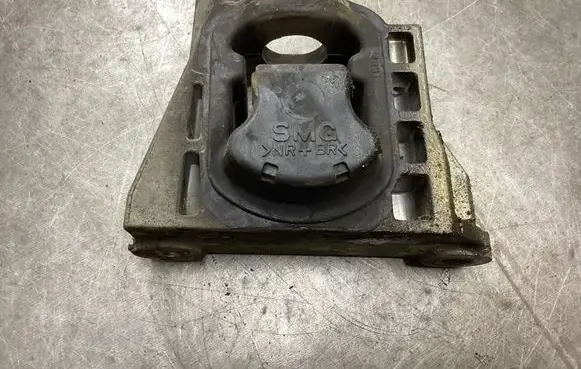 Engine mount bracket