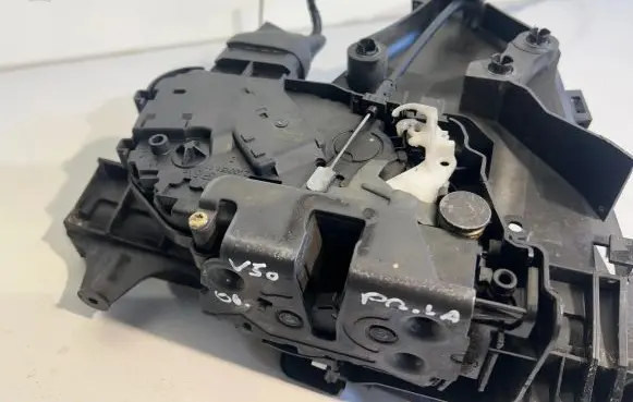 Volvo V50 Front door lock 30699110 985915