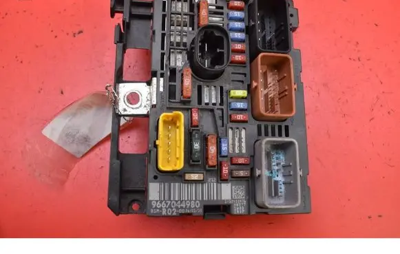 Peugeot 5008 Fuse box set 9667044980