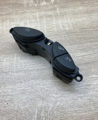Ford Focus Windscreen/window heater switch 98AG19A945BG