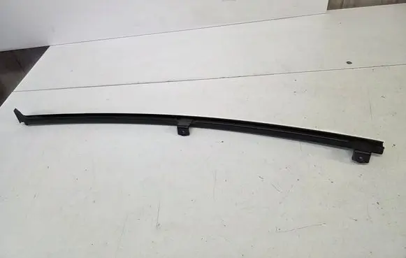 Toyota RAV 4 (XA40) Rear door windshield rail 