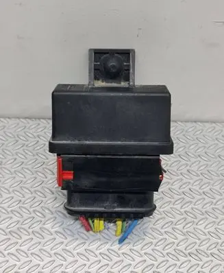 Peugeot 308 Fuel pump relay 240107