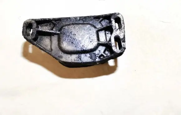 Volkswagen PASSAT B5.5 Engine mounting bracket 8d0199335q