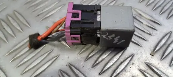 Seat Altea Other relay 8d0951253a v23134-b52-x301