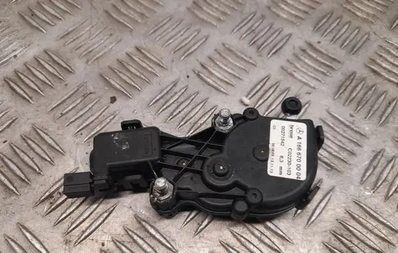 Mercedes-Benz GL X166 Vent window/glass motor A1666700104