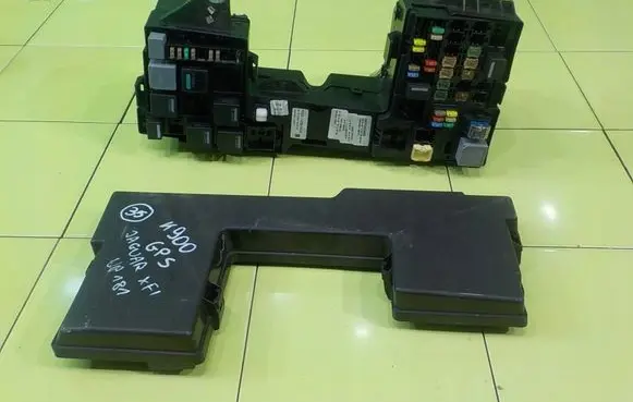 Jaguar XF X250 Fuse box set 5605002800 BEZPIECZNIKOW