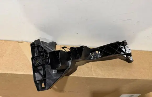Audi Q7 4M Headlight/headlamp mounting bracket 4M0805607B