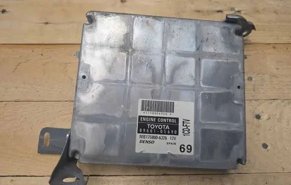 Toyota Avensis T250 Engine control unit/module 8966105690