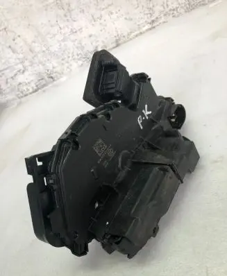Volkswagen Touran III Front door lock 5tb837015a