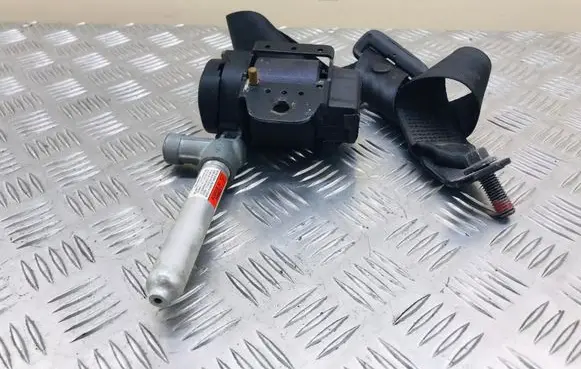 Middle seatbelt (rear)