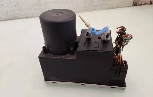 Audi A3 S3 8L Central locking vacuum pump 8D0862257 10062510