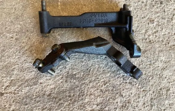 Toyota RAV 4 (XA30) Engine mounting bracket 3311842010