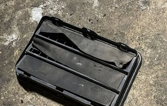 BMW 6 E63 E64 Quarter panel pressure vent 64228377280