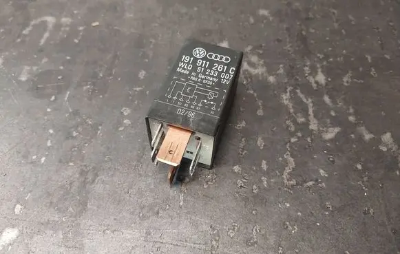 Volkswagen Transporter - Caravelle T4 Glow plug pre-heat relay 191911261C 51233007 102