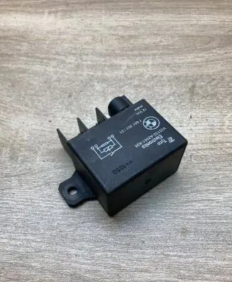 BMW 5 E60 E61 Glow plug pre-heat relay 7661503
