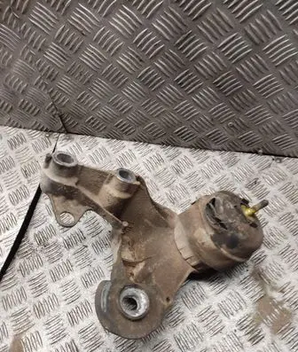 Volkswagen Caddy Engine mounting bracket 